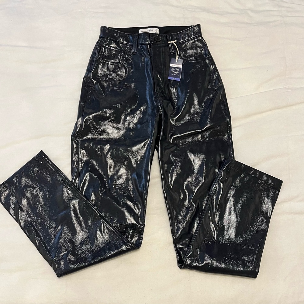 Abercrombie Curve Love ‘The 90s Straight Ultra High Rise’ Vegan Leather Pants - Picture 1 of 5
